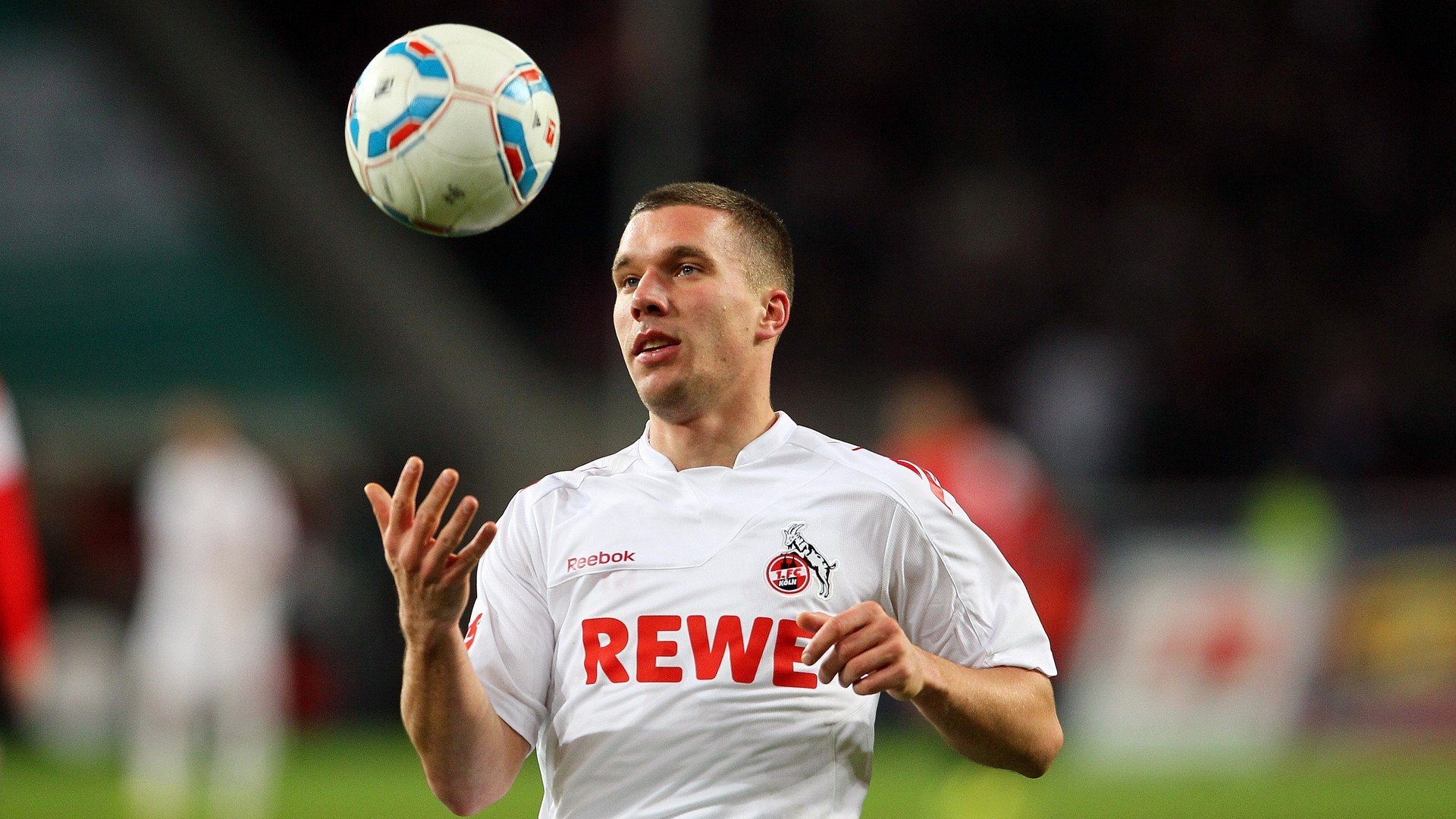 开云体育官网app-足球场上的“巨星”，他们的表现令人惊讶！，踢足球巨星