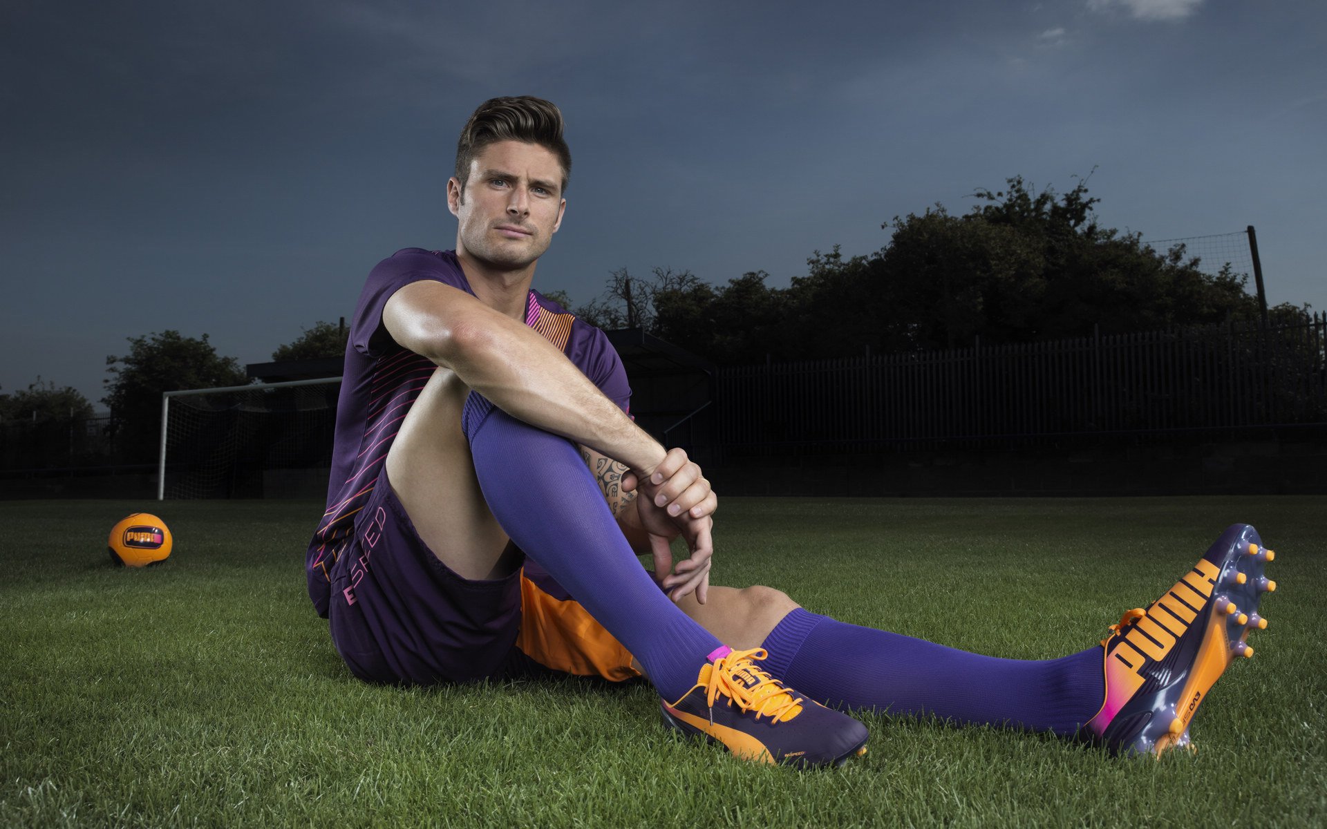 青少年足球与篮球交叉培训，促进青少年体育多元化发展，青少年足球培训教案